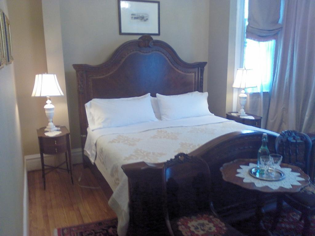 A Kingston Bed & Breakfast Exterior photo